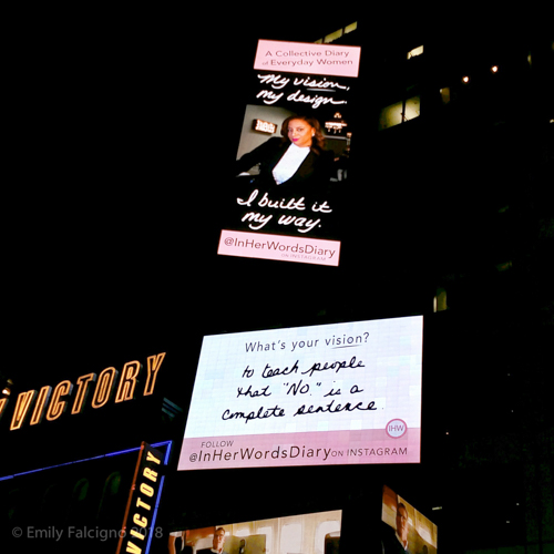 Emily FalcignoFoto Billboard Times Square